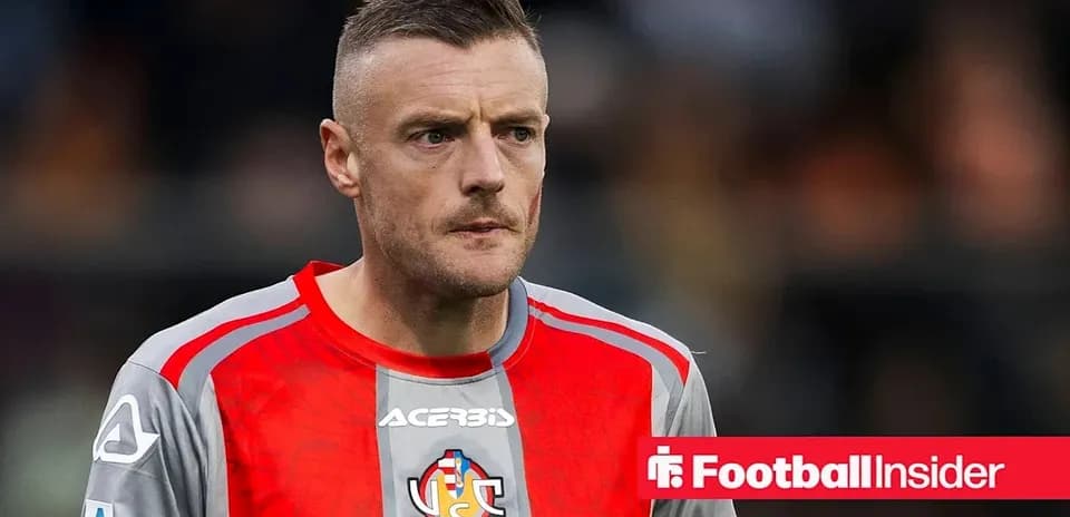 Jugador con camiseta gris y roja en el campo