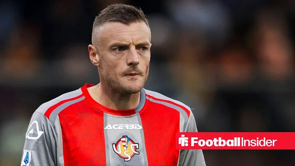 Jugador con camiseta gris y roja en el campo