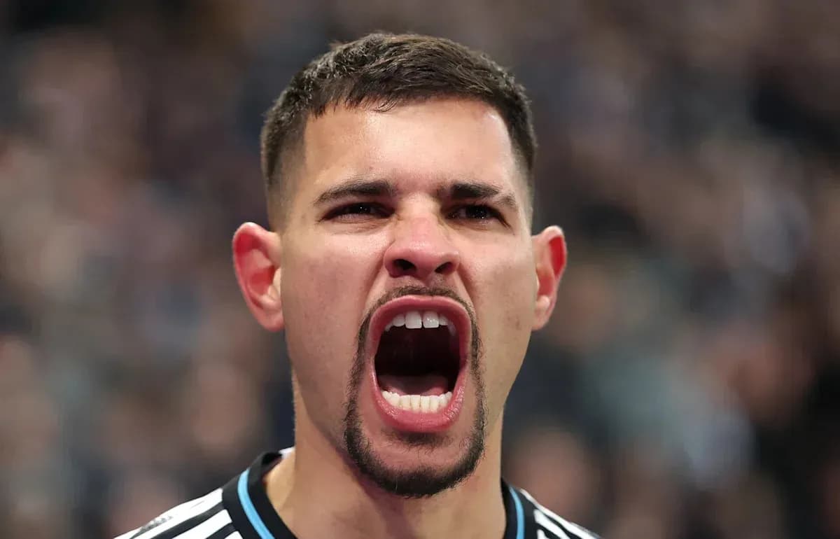 Jugador gritando durante un partido de fútbol