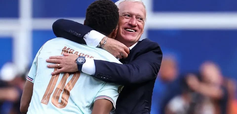 Entrenador y jugador abrazándose en celebración