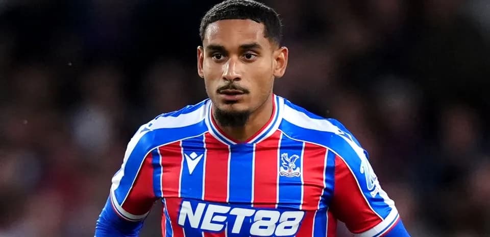 Jugador de Crystal Palace en acción durante el partido