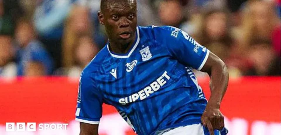 Jugador con camiseta azul durante un partido de fútbol