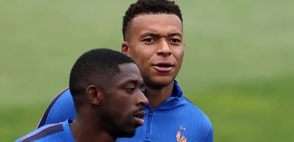 Jugadores de Francia entrenando en la cancha