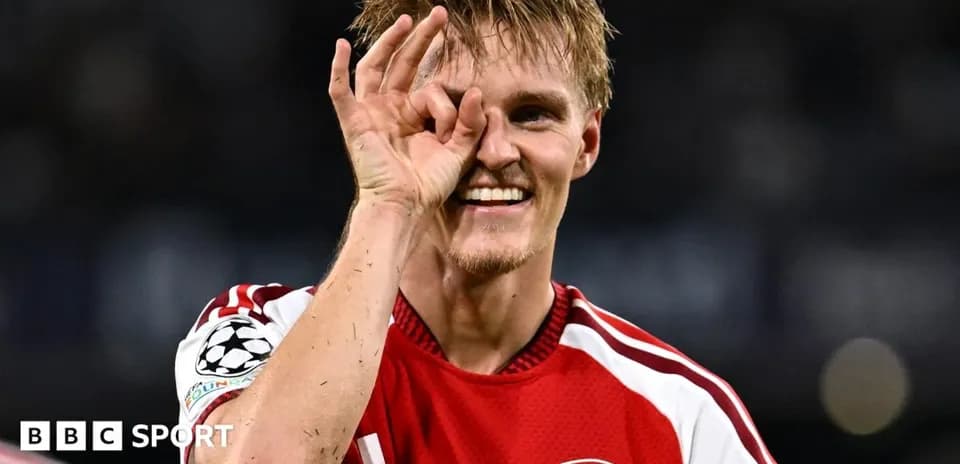 Jugador de Arsenal haciendo un gesto durante el partido