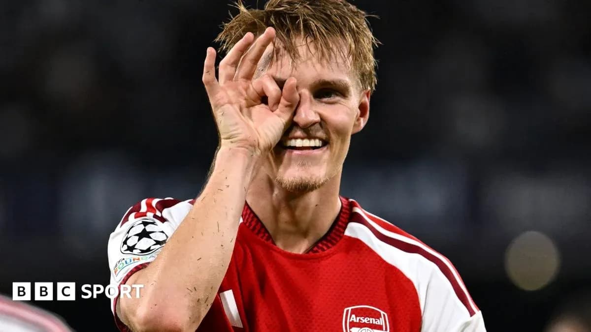 Jugador de Arsenal haciendo un gesto durante el partido