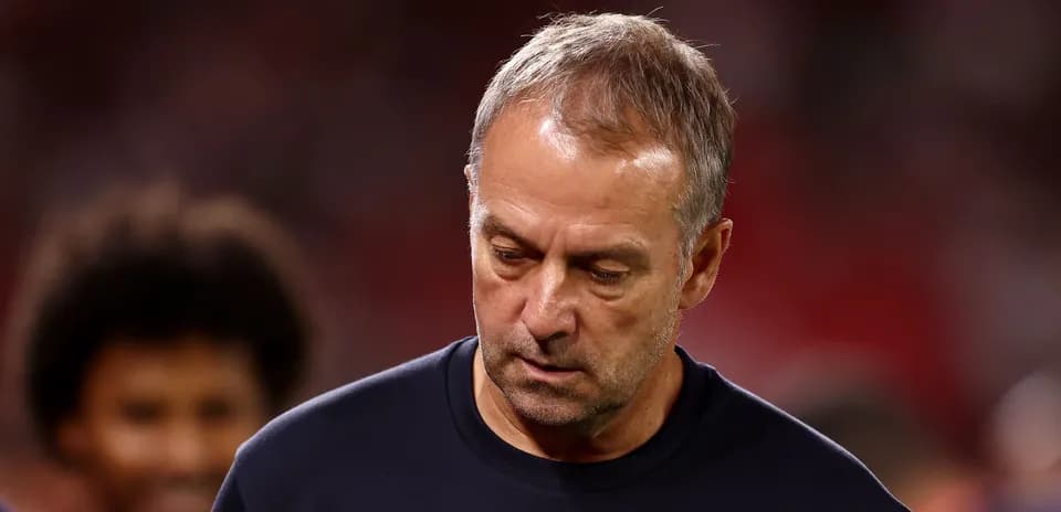Entrenador caminando por el campo después del partido