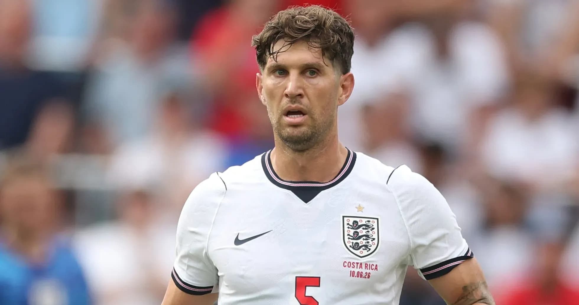 Jugador con camiseta de Inglaterra en el campo