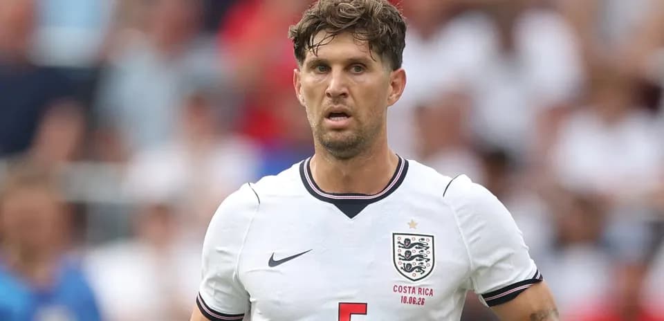 Jugador con camiseta de Inglaterra en el campo