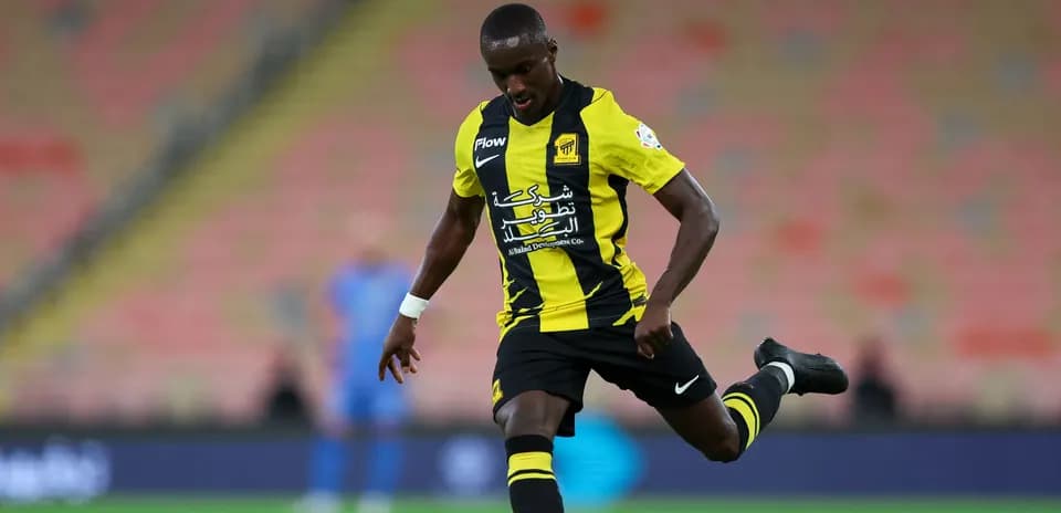 Jugador de Ittihad realizando un tiro en el campo