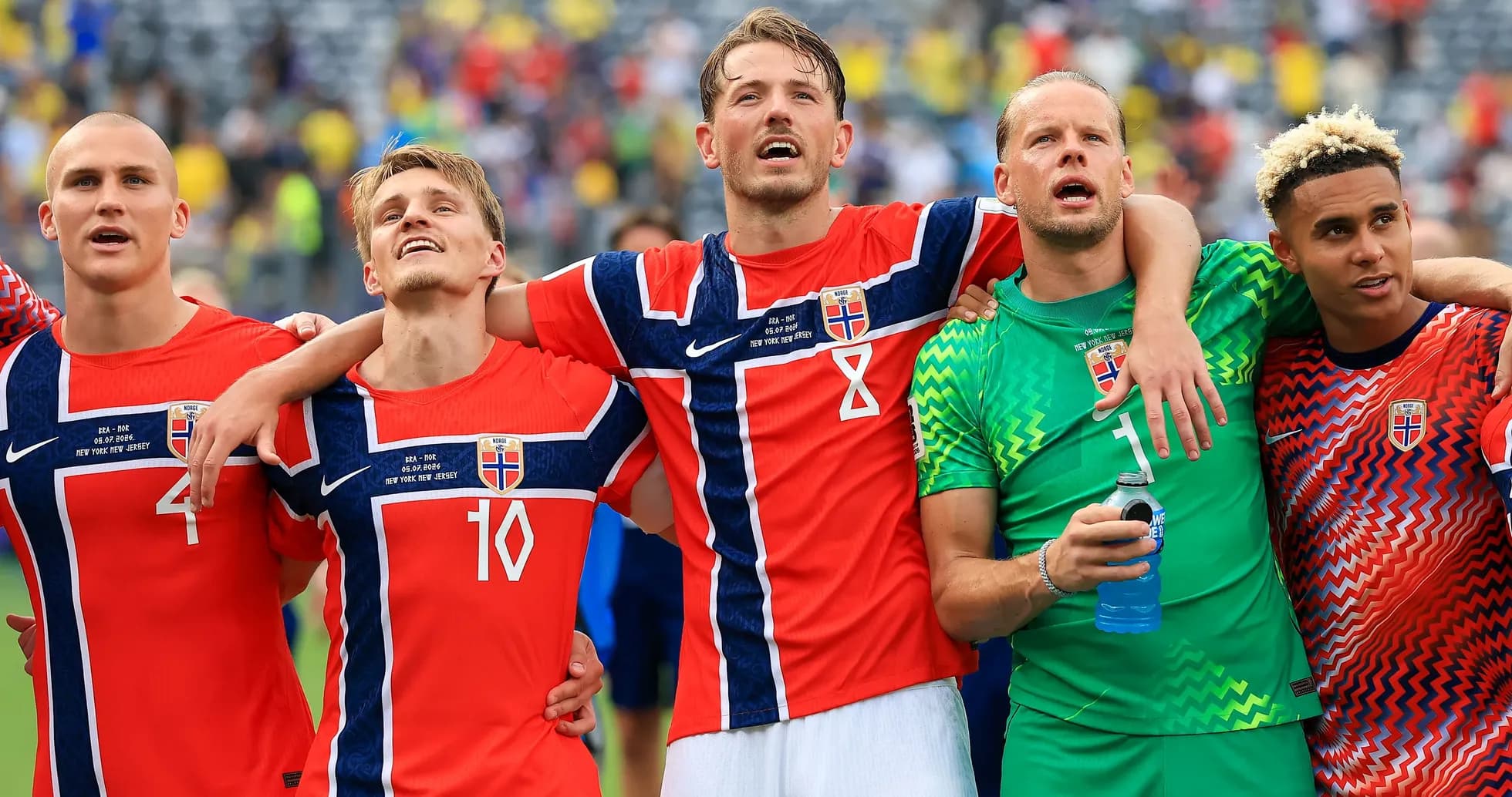 Jugadores de Noruega celebrando juntos después del partido