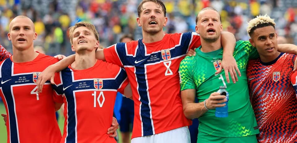 Jugadores de Noruega celebrando juntos después del partido
