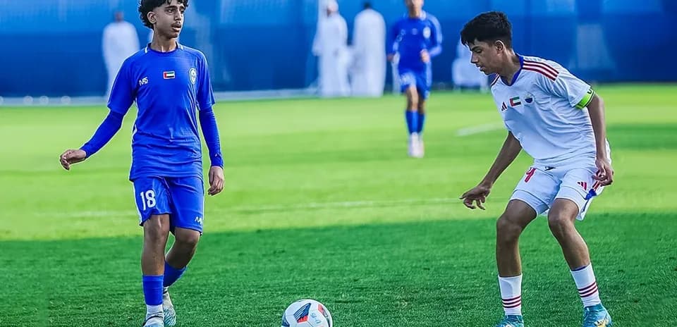 Jugadores de Al Nasr U23 y Ajman U23 en acción