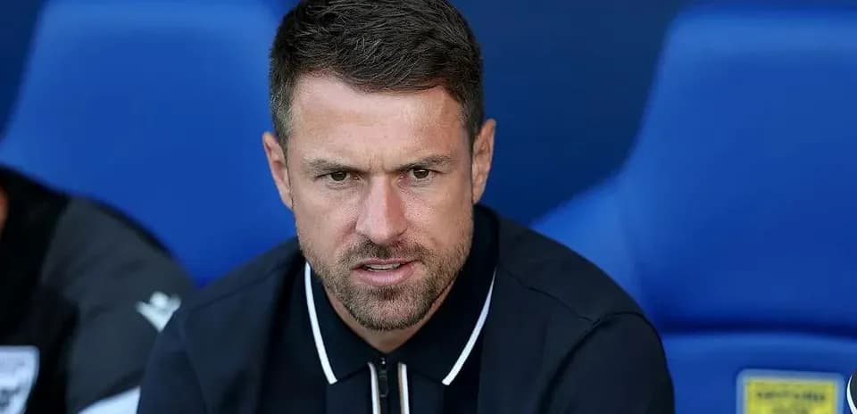 Entrenador sentado en el banquillo durante partido