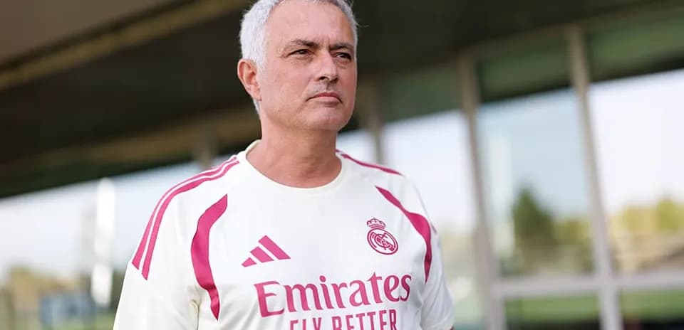 Entrenador de fútbol con camiseta del Real Madrid