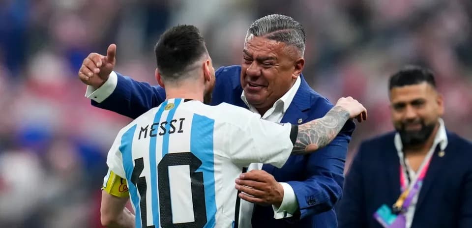 Messi abrazando a un directivo tras el partido