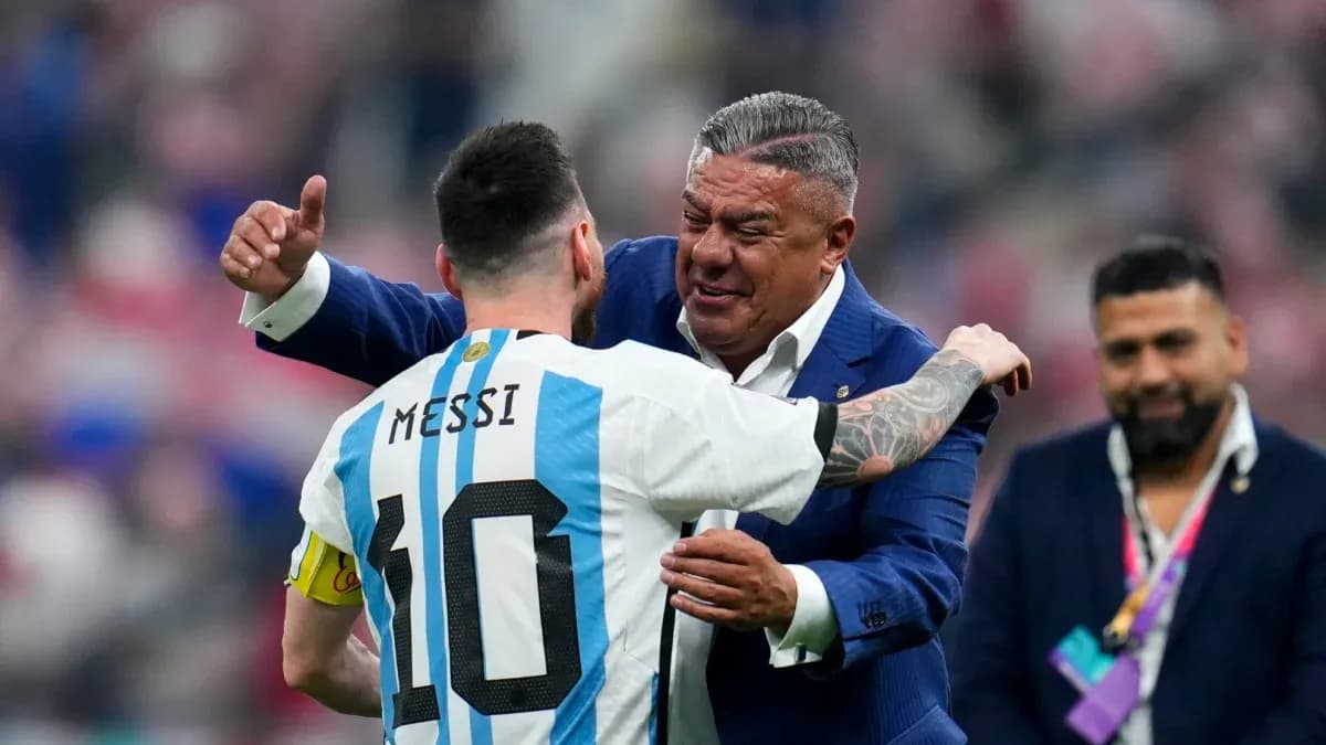 Messi abrazando a un directivo tras el partido