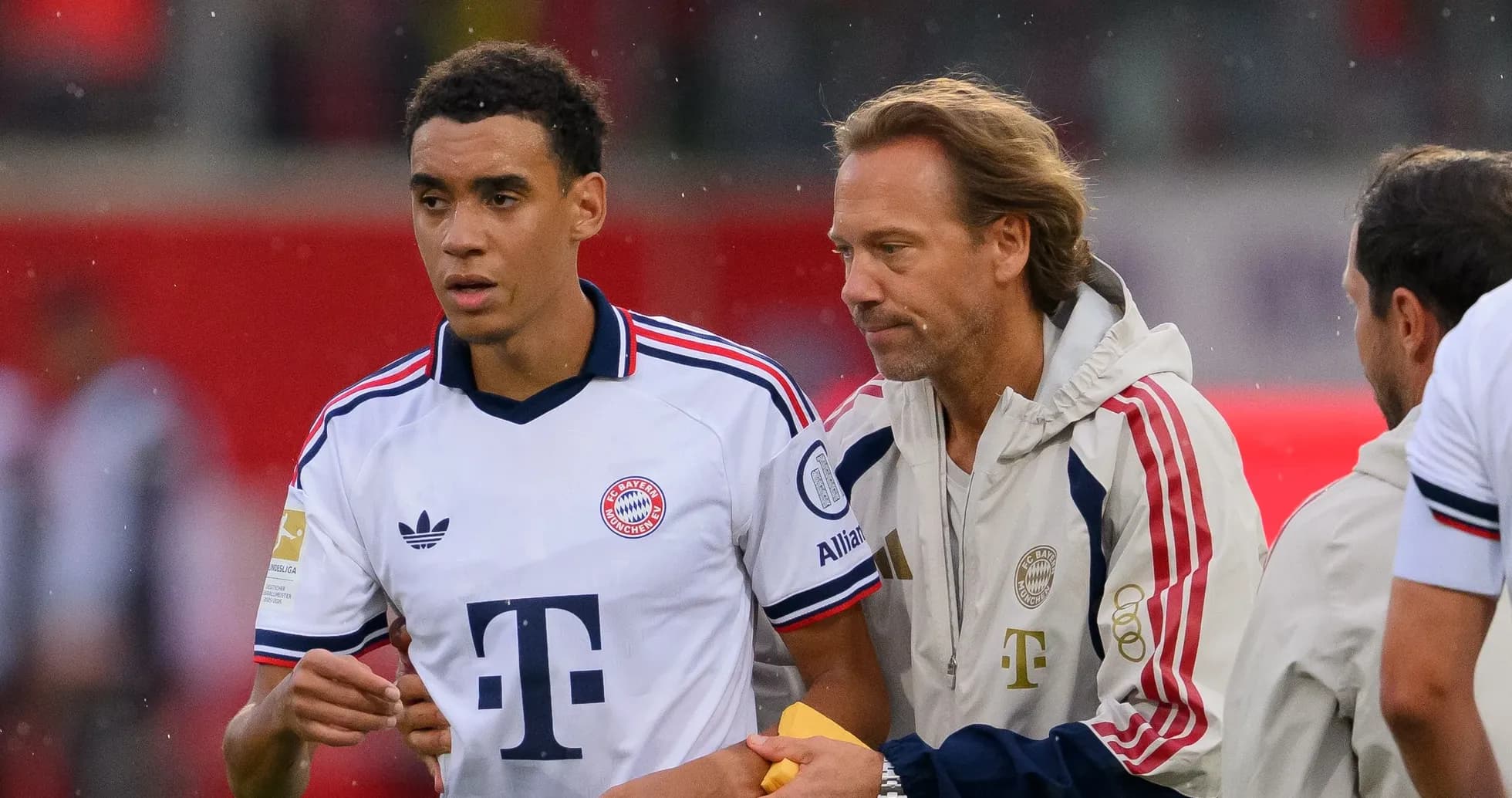 Jugador del Bayern y entrenador en la banda durante el partido