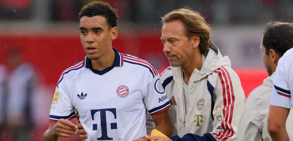 Jugador del Bayern y entrenador en la banda durante el partido