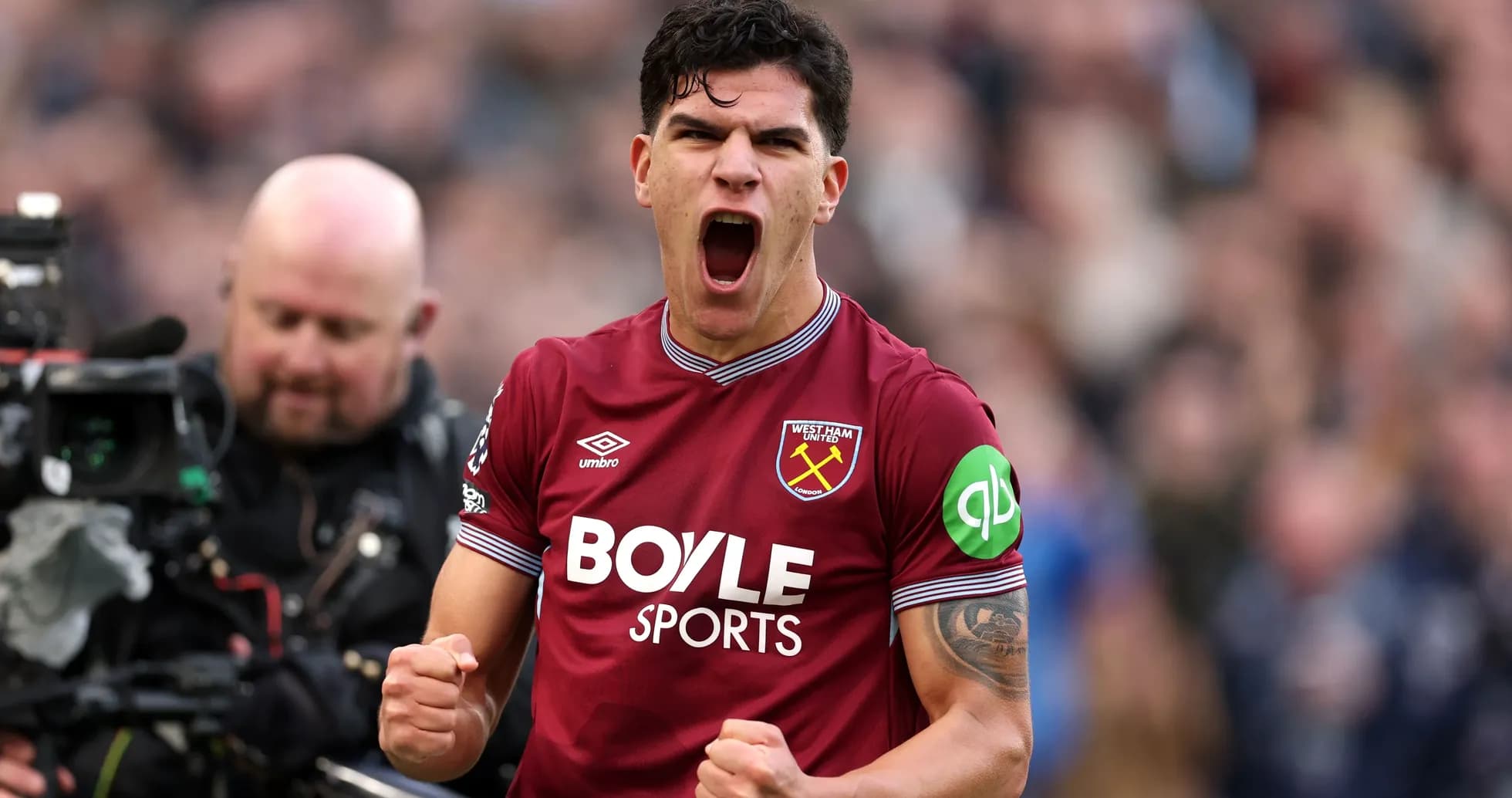 Jugador de West Ham United celebrando con emoción