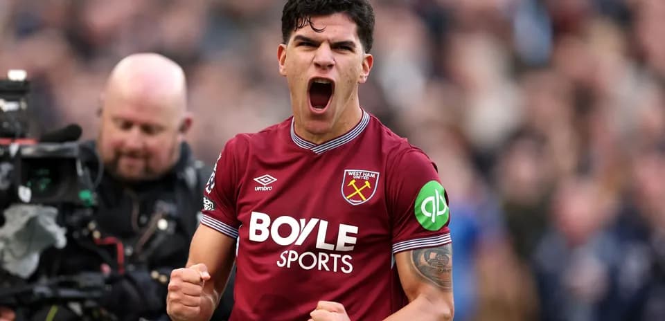 Jugador de West Ham United celebrando con emoción