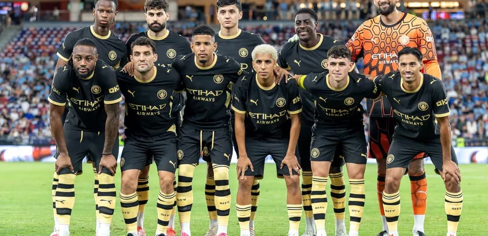 Equipo posando en el campo antes del partido