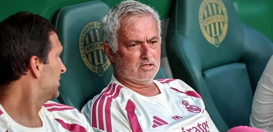 Entrenador y jugador en el banquillo durante el partido