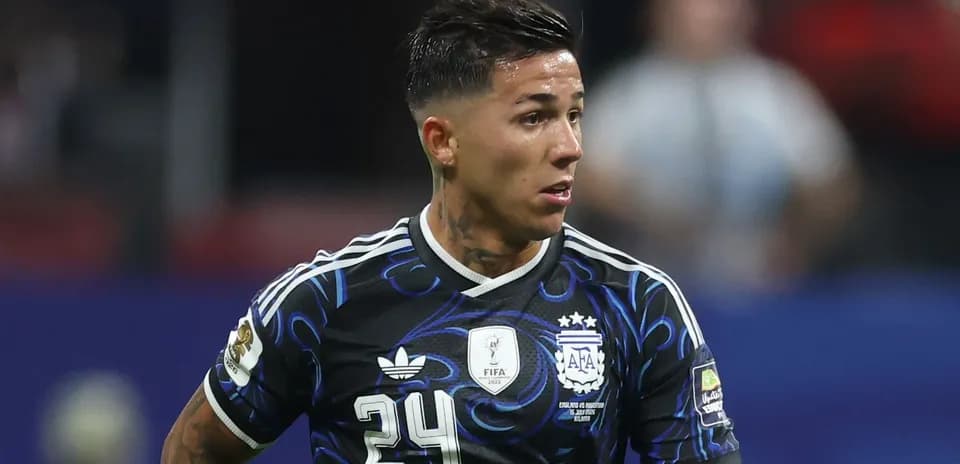 Jugador de Argentina con camiseta negra en acción