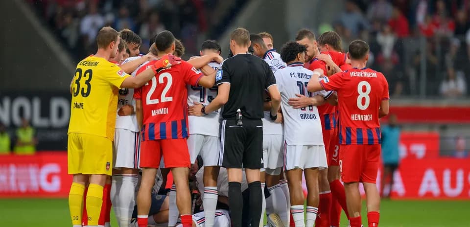 Jugadores de dos equipos en una reunión en el campo
