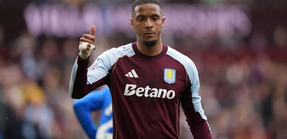 Portero de Aston Villa haciendo un gesto de aprobación