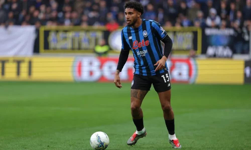 Jugador de Atalanta controlando el balón en el campo