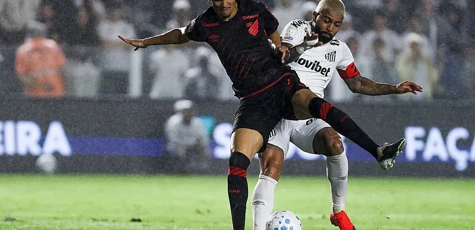 Jugadores luchando por el balón en partido de fútbol