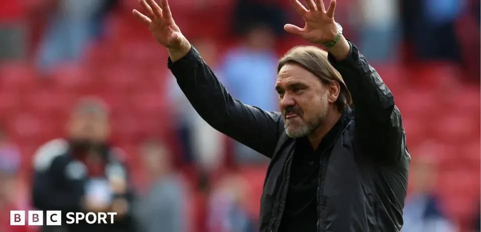 Entrenador saludando a los aficionados en el estadio