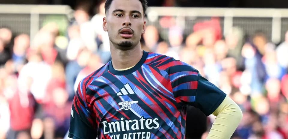 Portero con camiseta de entrenamiento durante el partido