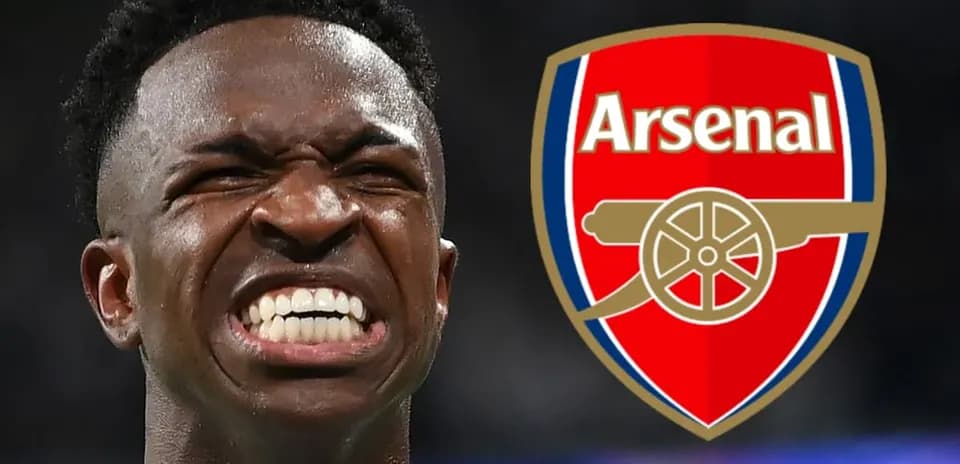 Jugador sonriente con escudo de Arsenal de fondo