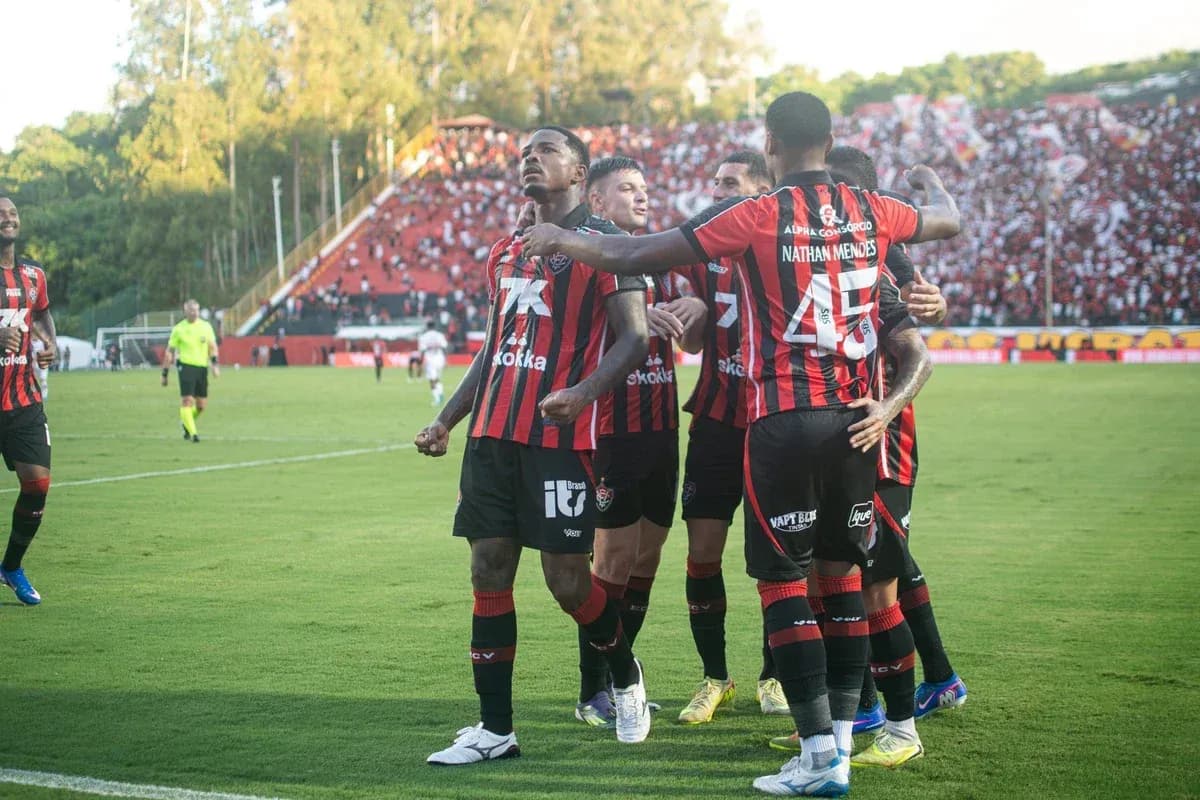 Jugadores de Vitoria celebrando un gol