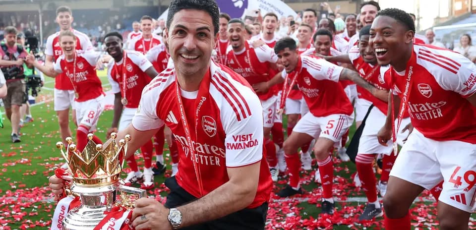 Mikel Arteta y jugadores de Arsenal celebrando el trofeo