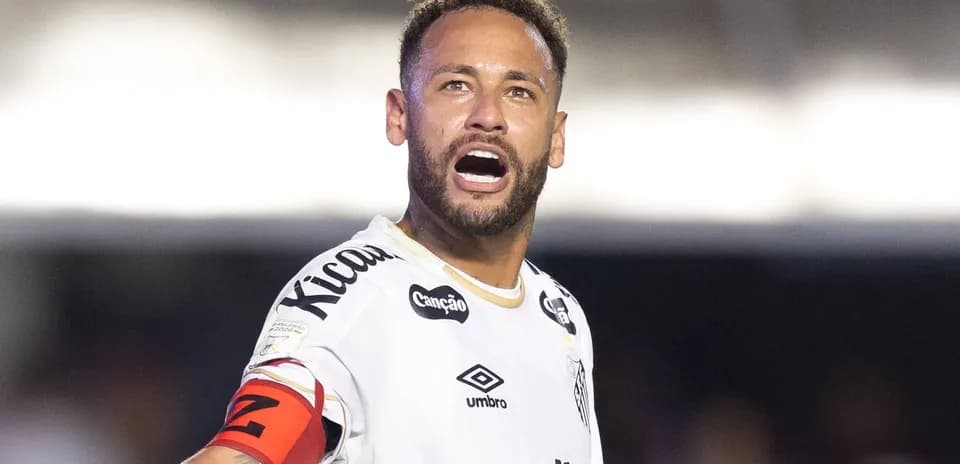 Jugador en uniforme de fútbol gritando durante el partido