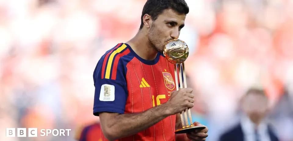 Jugador español besando el trofeo de la Copa del Mundo