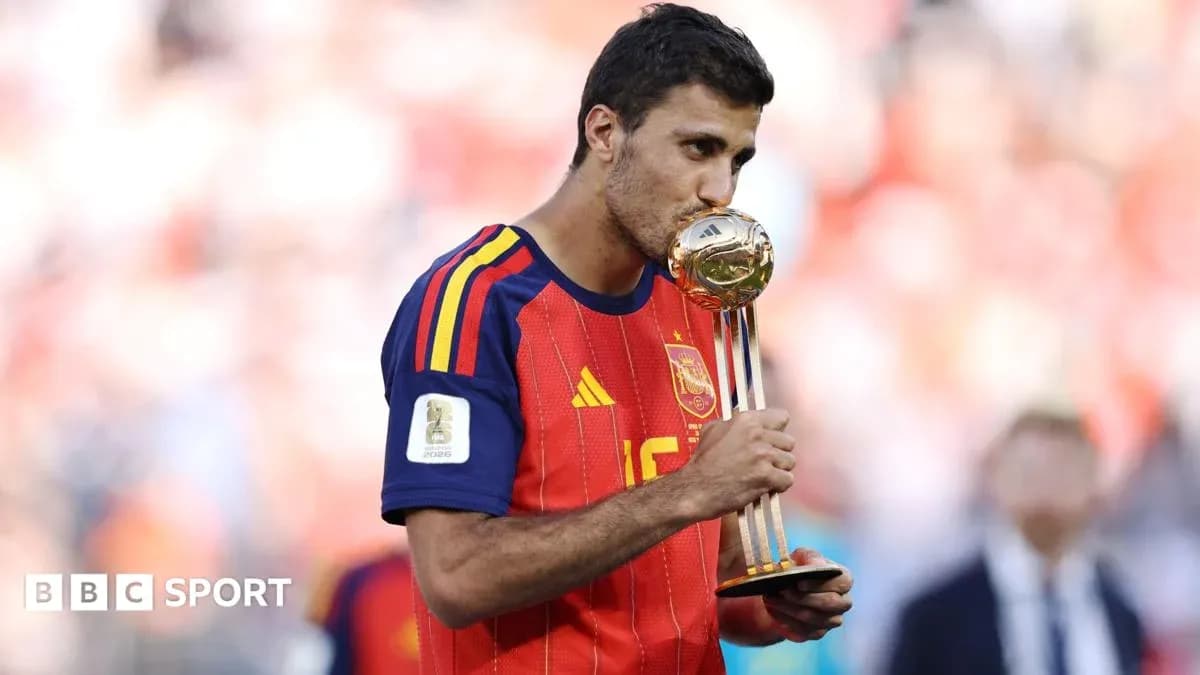 Jugador español besando el trofeo de la Copa del Mundo