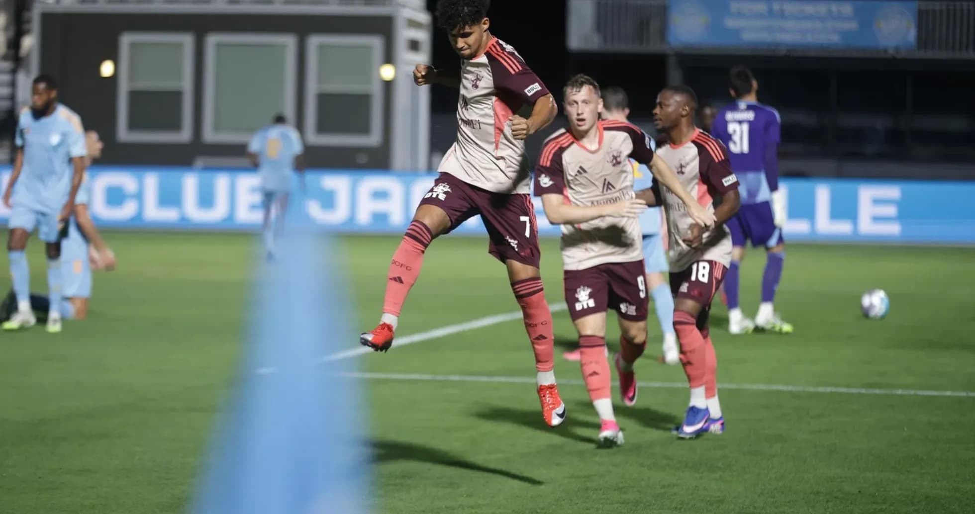 Jugador celebra un gol en el partido