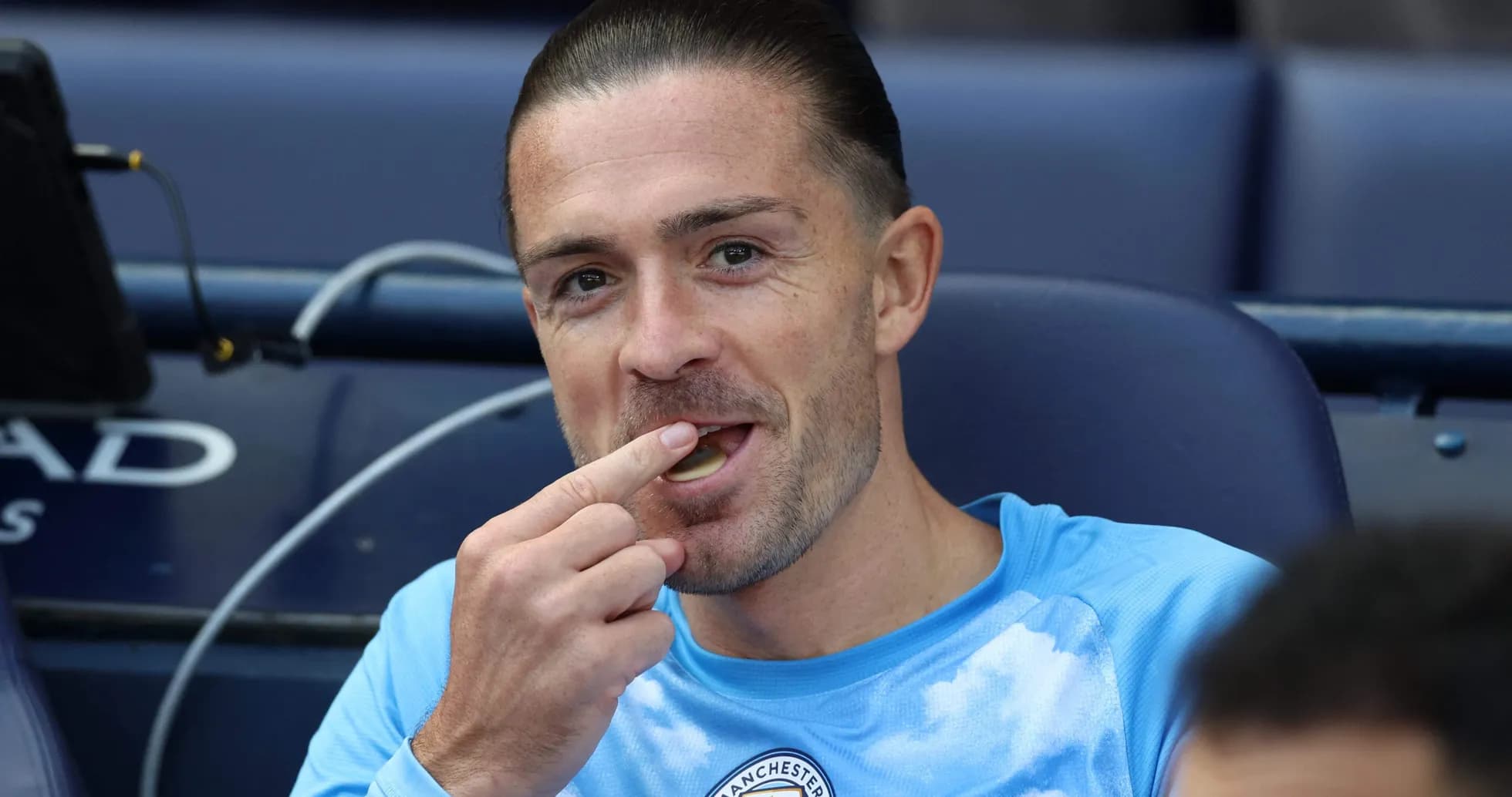Jugador sentado en el banquillo comiendo una golosina