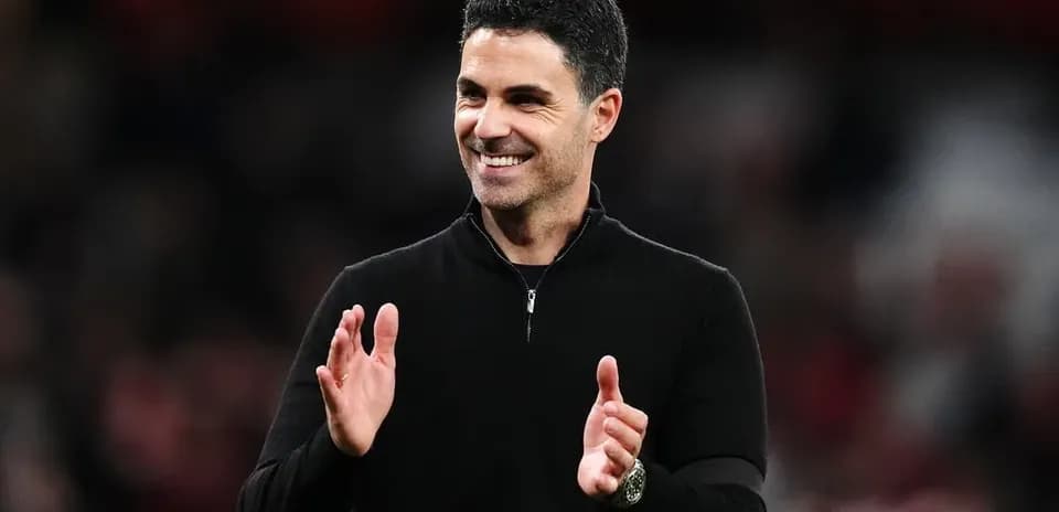 Entrenador aplaudiendo en el banquillo del partido