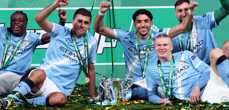 Jugadores de Manchester City celebrando con trofeo