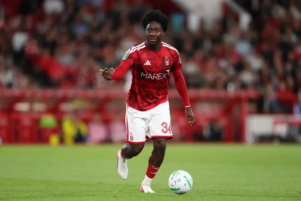 Jugador de Nottingham Forest corriendo con el balón