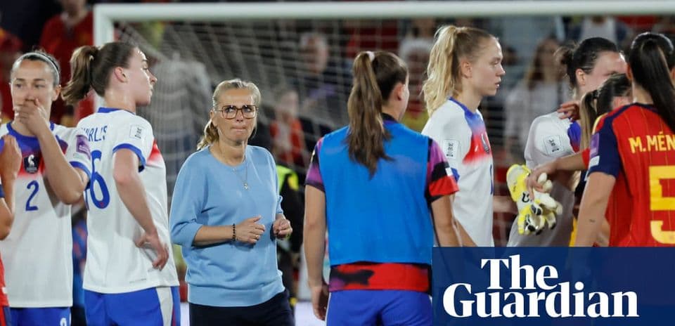 Jugadoras y entrenadora conversando tras el partido