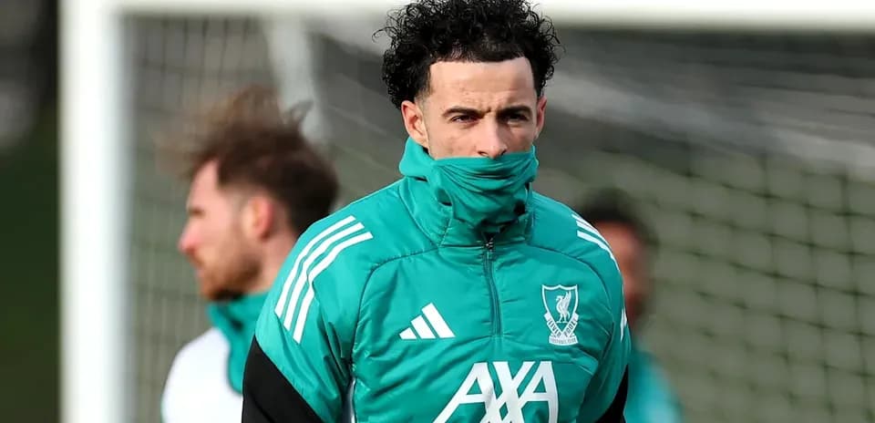 Jugador de Liverpool entrenando en el campo
