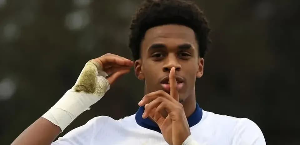 Jugador de fútbol haciendo gesto de silencio
