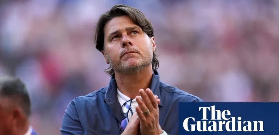 Entrenador mirando hacia arriba con manos unidas