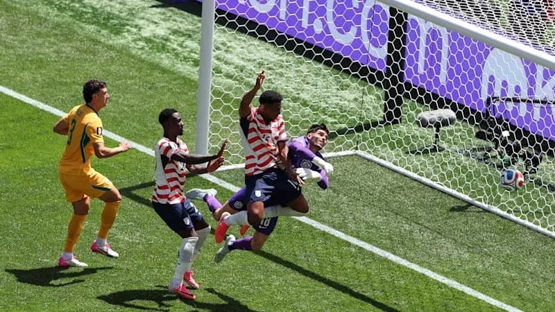Jugadores luchando por el balón cerca de la portería