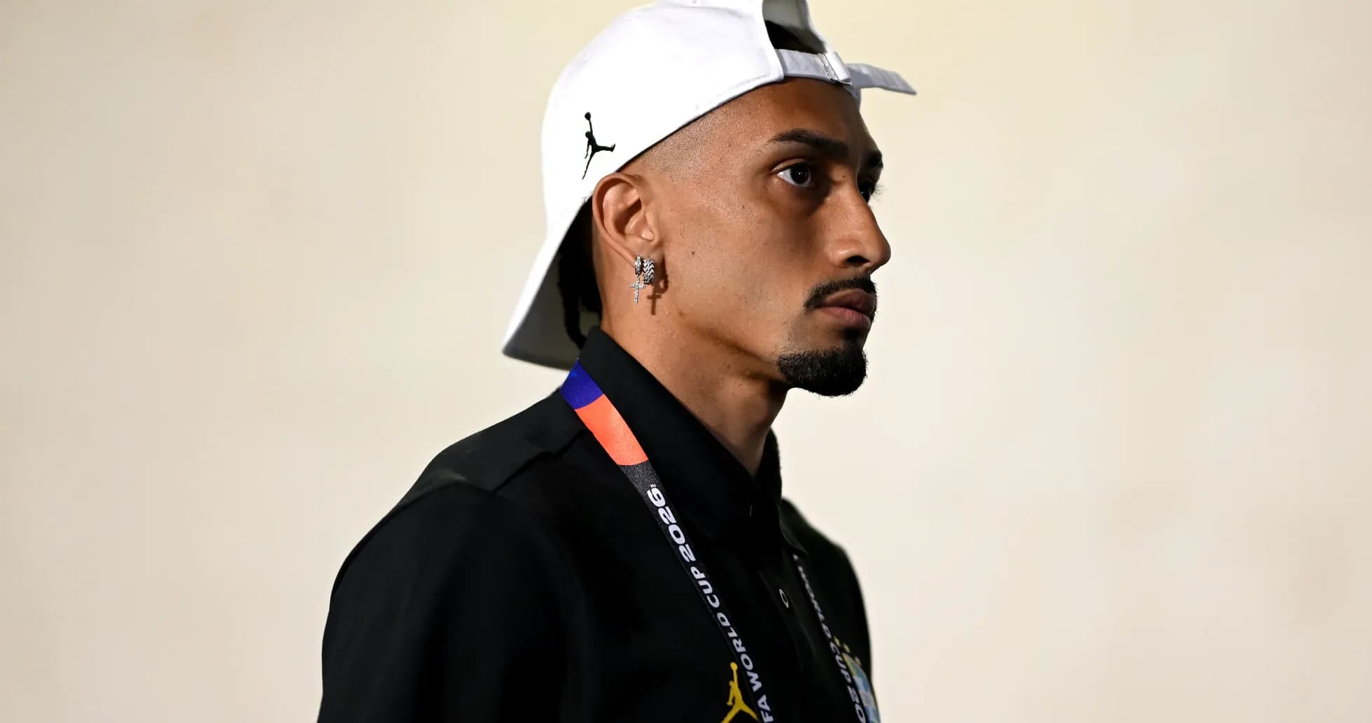 Persona con gorra blanca y camiseta negra